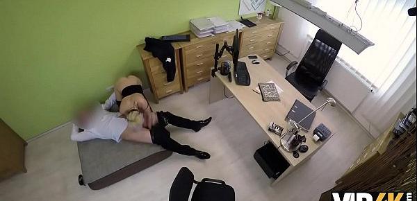 VIP4K. Busty Lussy verehrt Schwanz und Eier, um den nötigen Kredit zu bekommen